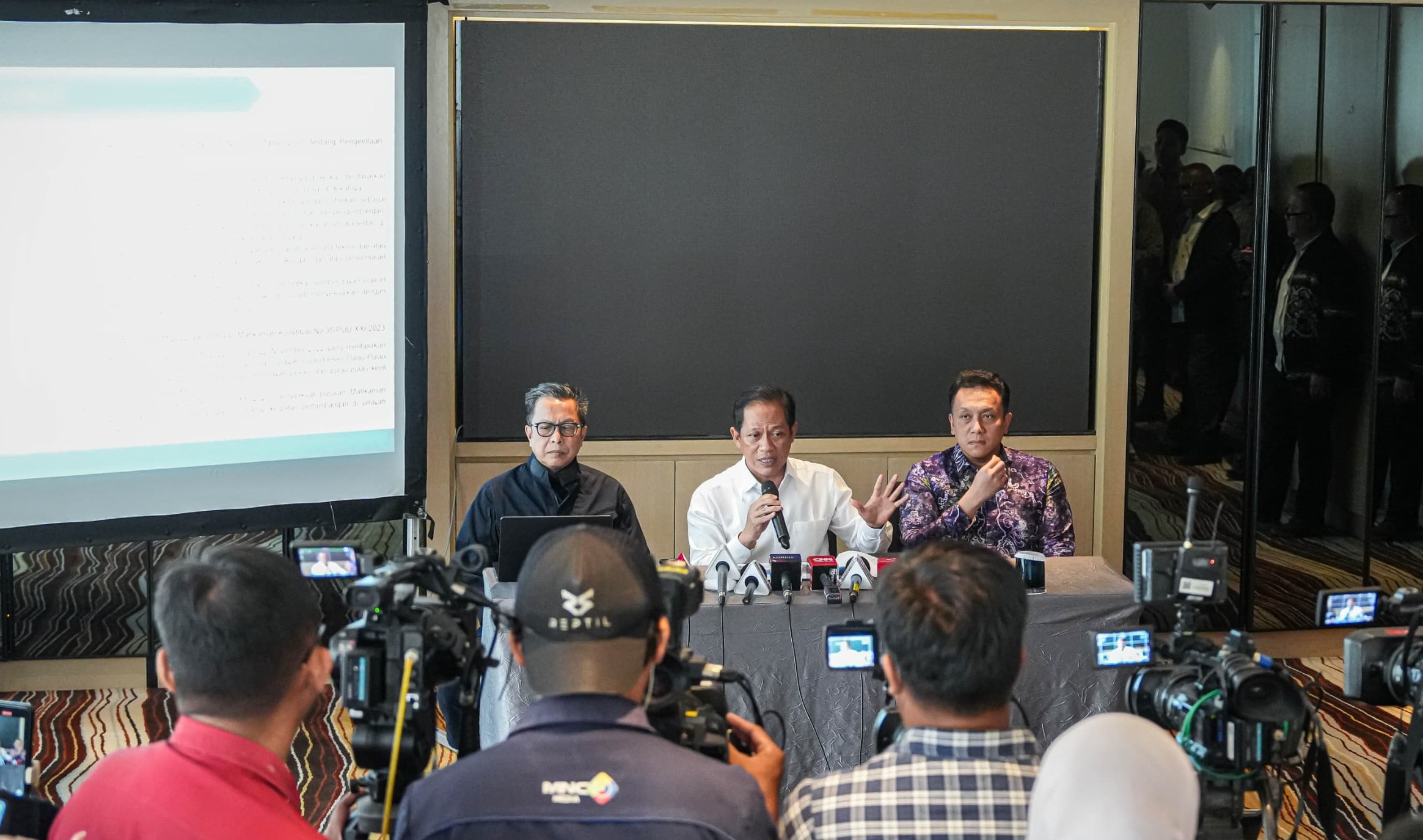 Menteri LH/Kepala BPLH, Hanif Faisol Nurofiq saat kegiatan media briefing langkah penanganan pertambangan di Kabupaten Raja Ampat. (Dok. Kementerian Lingkungan Hidup)