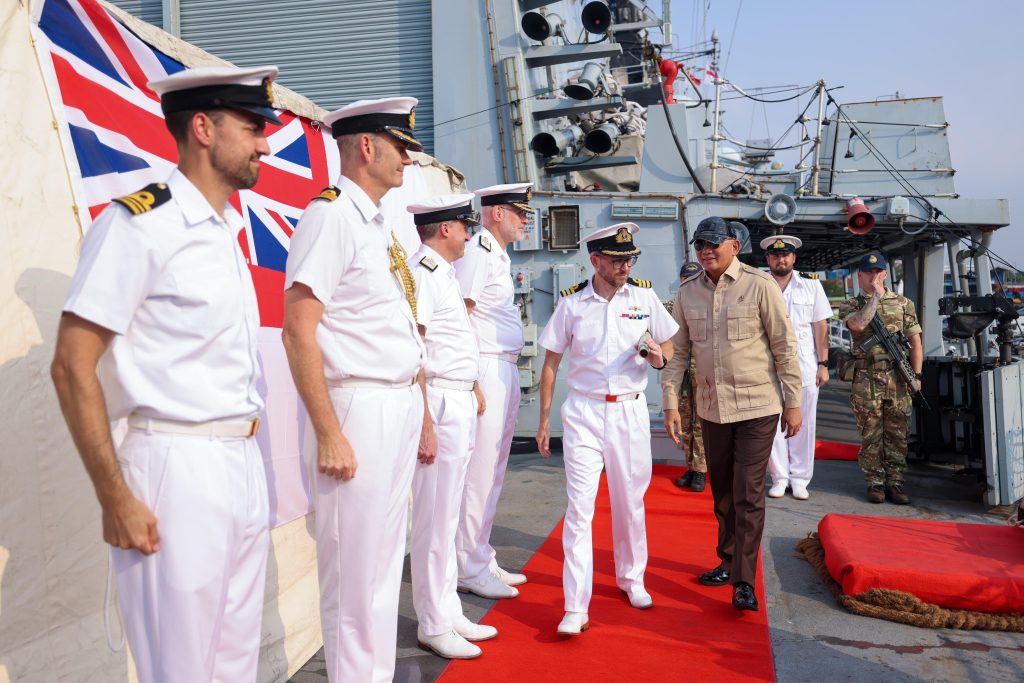 Menhan Sjafrie Sjamsoeddin Kunjungi HMS Richmond di Tanjung Priok