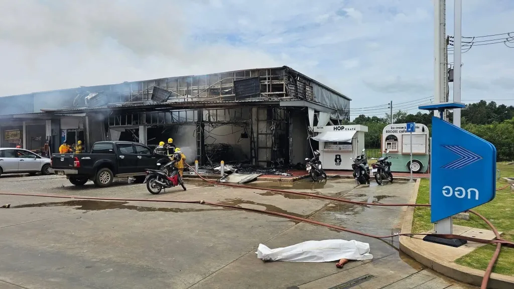 Kompleks ruko di daerah dekat perbatasan Thailand-Kamboja di Thailand tampak terbakar oleh misil, Kamis (24/7). (Istimewa/X)