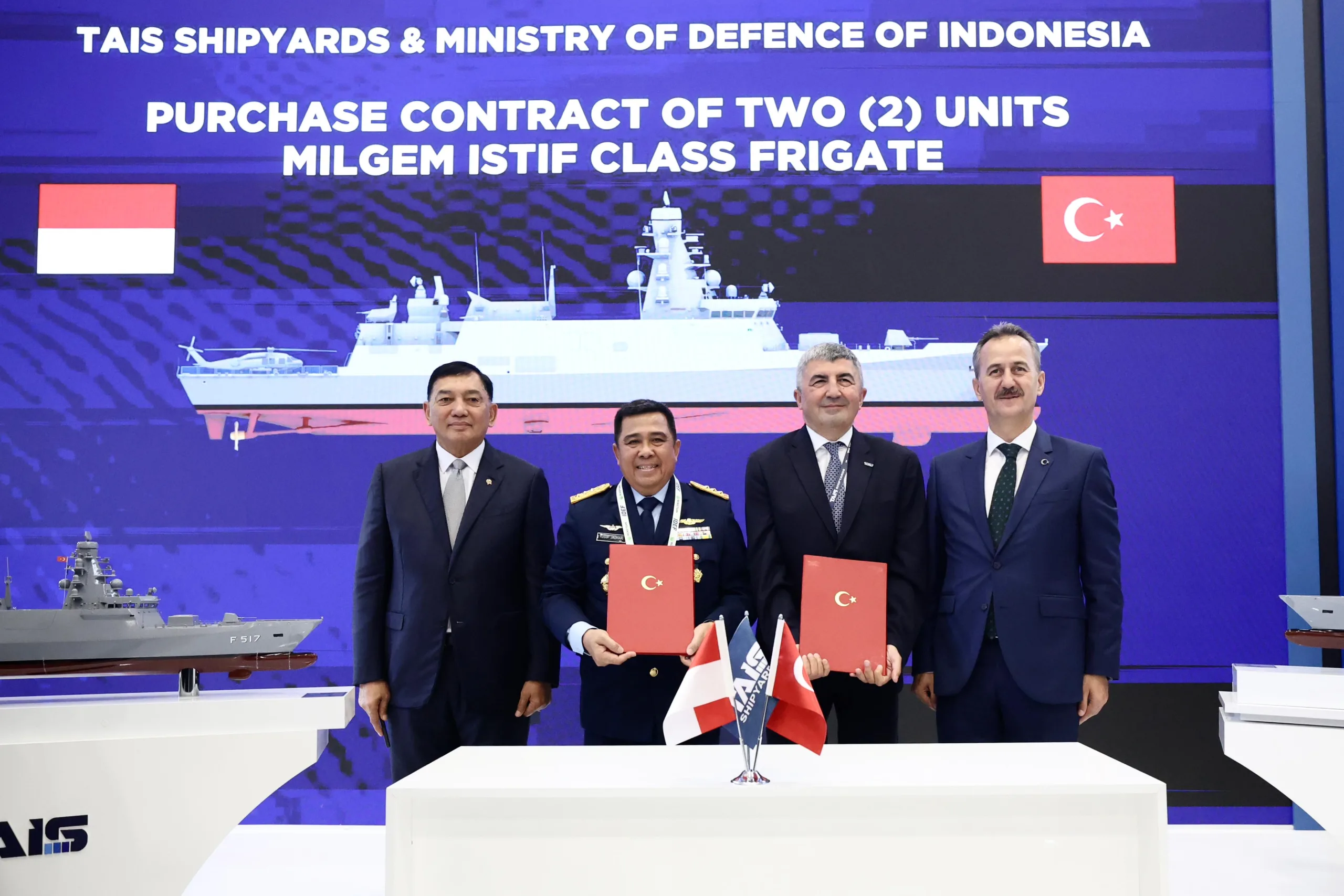 Menteri Pertahanan RI, Sjafrie Sjamsoeddin (kiri) dan Kepala Badan Sarana Pertahanan Kemhan Marsdya TNI Yusuf Jauhari (kedua dari kiri) usai penandatanganan kontrak pengadaan dua kapal Istif-class/Istanbul-class di Turki, Sabtu (26/7). (Foto: Dok. Tim Media Menhan SS)