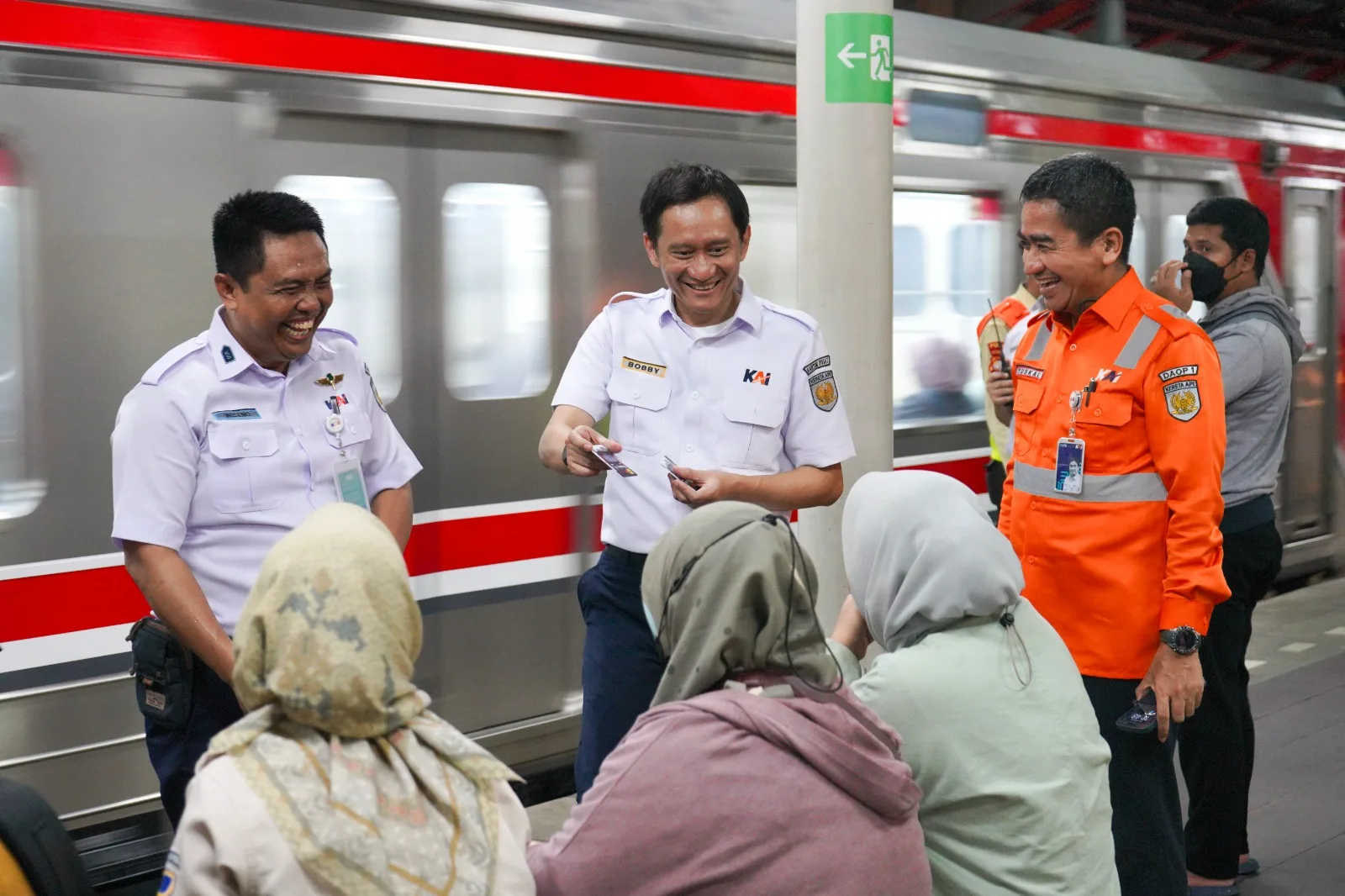 Dirut PT KAI Bobby Rasyidin saat meninjau Stasiun Bekasi. (Dok. PT KAI)