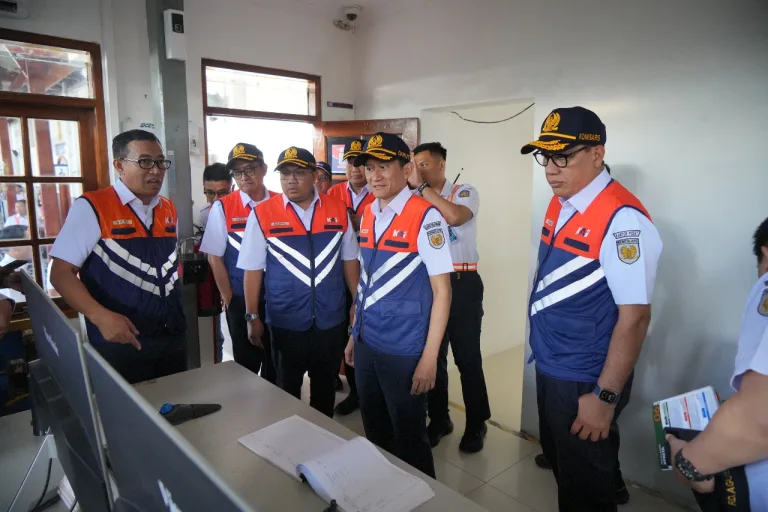 Jajaran Direksi dan Komisaris baru PT KAI melakukan peninjauan serta inspeksi lintas Jawa. (Dok. Humas PT KAI)