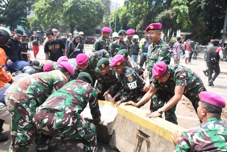 Marinir Bantu Amankan Demo Ojol di Mako Brimob Kwitang. (Penkormar)