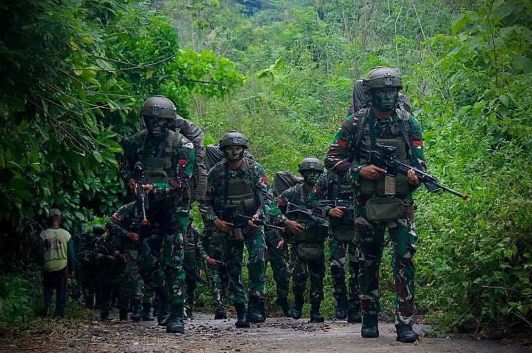 Prajurit Yonif 432 Kostrad Gelar Latihan Taktis di Puncak Kompleks