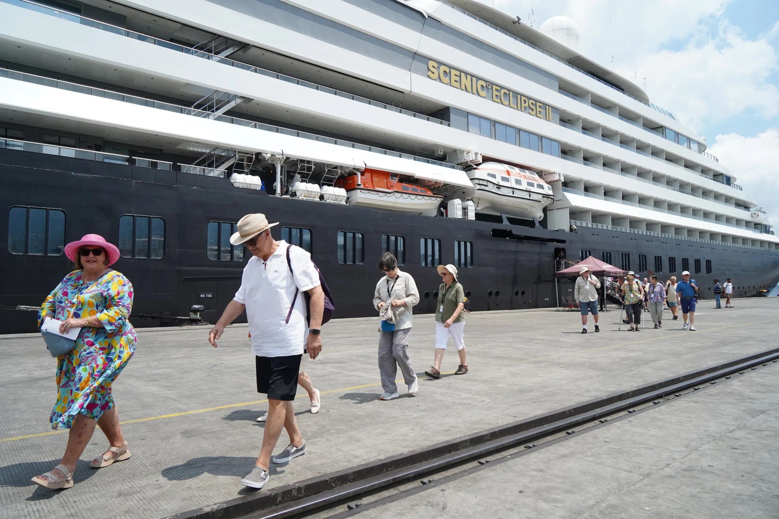 Jejak Wisatawan Eropa di Bumi Rempah, Scenic Eclipse II Singgah di Ternate