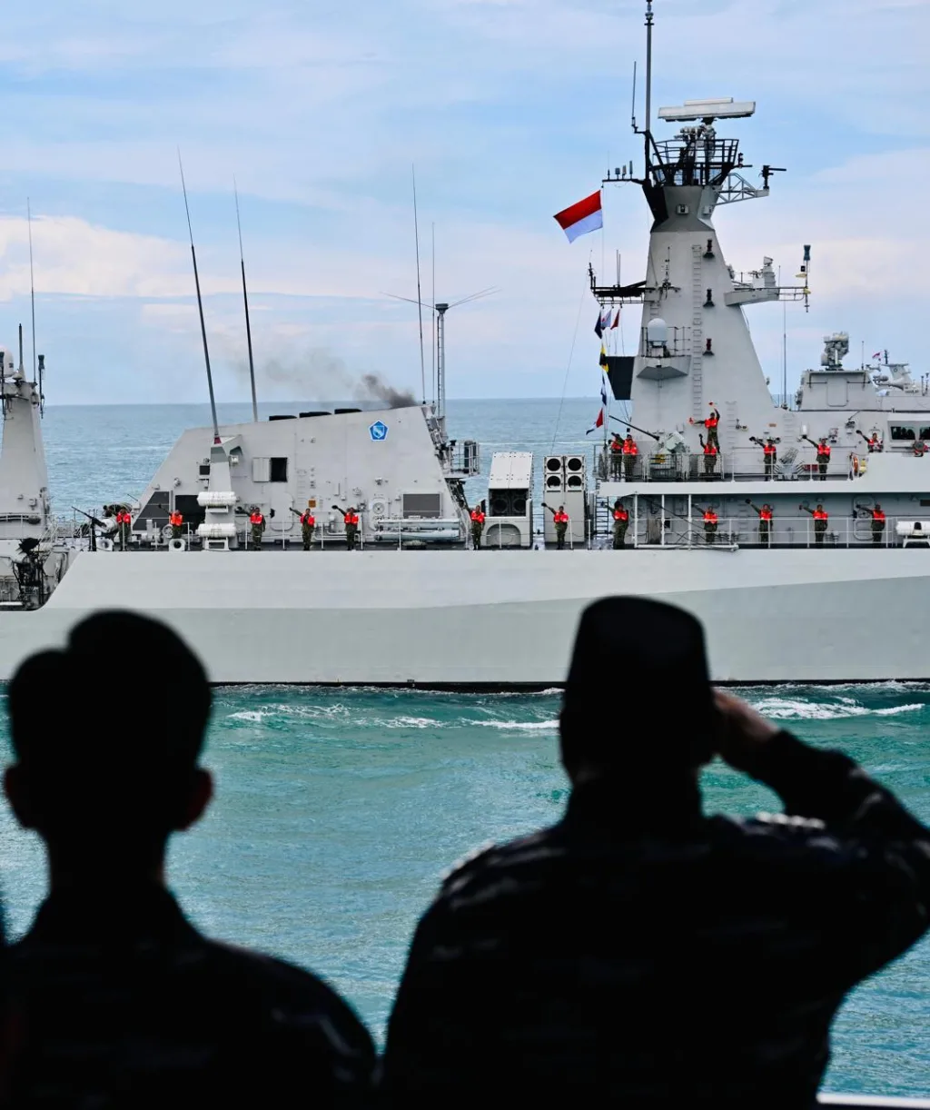 Presiden Prabowo Subianto menyaksikan sailing pass kapal perang TNI AL jelang HUT ke-80 TNI. (Dok. BPMI/Setpres)