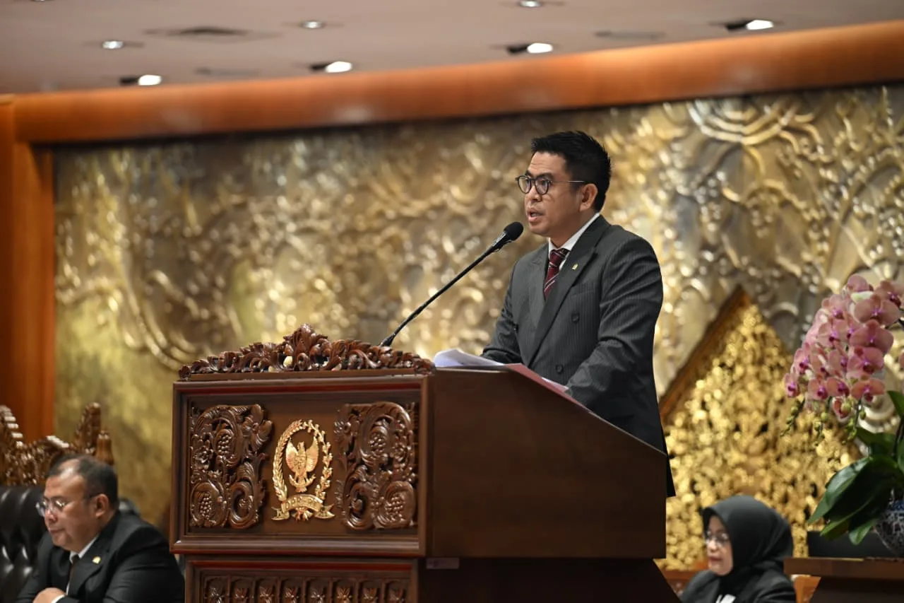 Anggota_Komisi_I_DPR_RI_Endipat_Wijaya_saat_menyampaikan_laporan_Panitia_Khusus_mengenai_hasil_pembi20251125162849