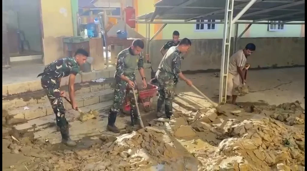 Gotong Royong Prajurit TNI di Aceh