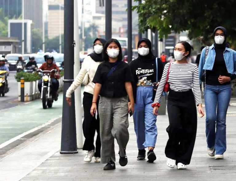 orang pakai masker