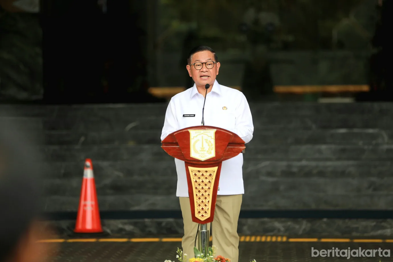 Pramono Serahkan Bantuan Pemutihan Ijazah Tahap V