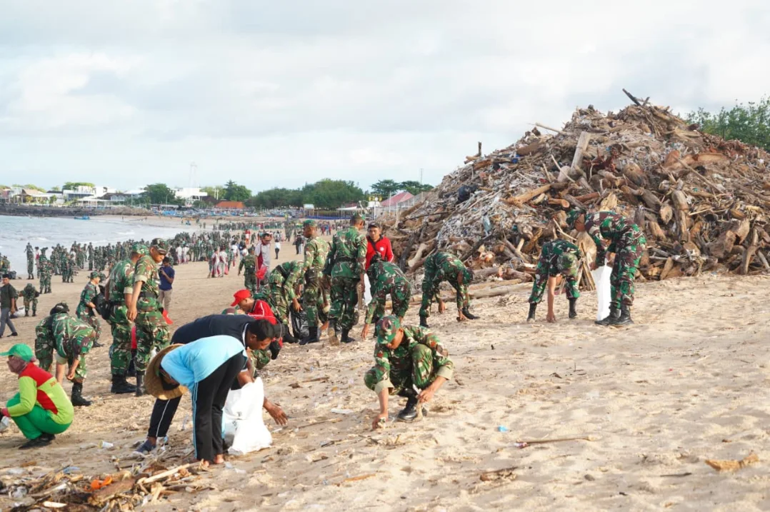Prajurit TNI Bersih Bersih Pantai KUTA