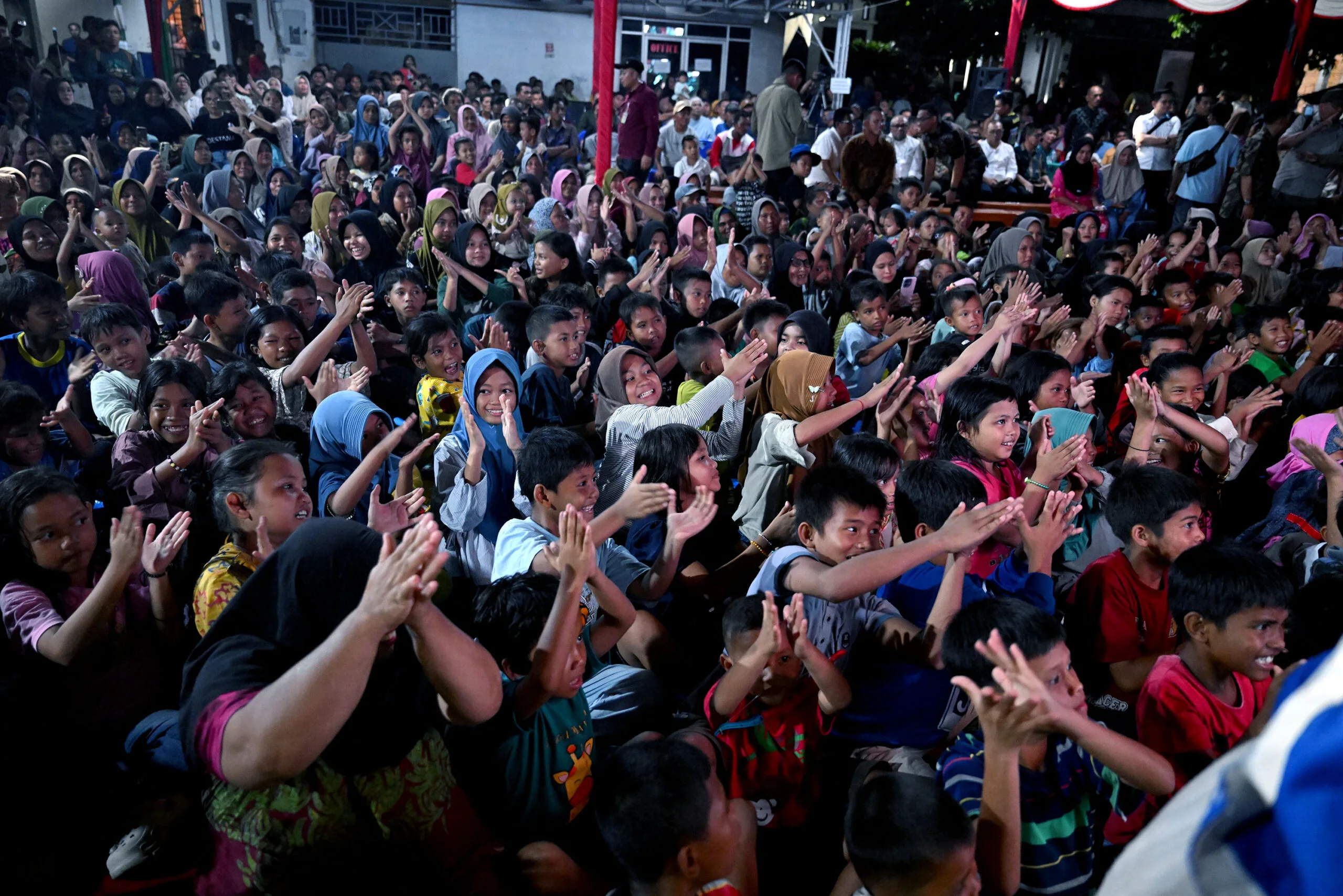 FOTO-GUBENUR-SUMUT-DAMPINGI-PRESIDEN-RI-HIBUR-MASYARAKAT-DI-LOKASI-PENGUNGSIAN-2-scaled
