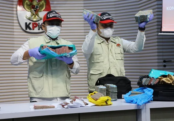 KPK-Tangkap-Tangan-Tersangka-Dugaan-Suap-Ijon-Proyek-di-Pemkab-Rejang-Lebong-image_large