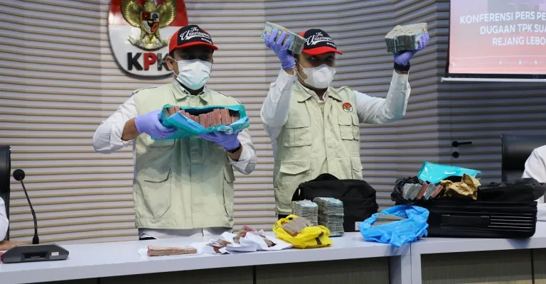 KPK-Tangkap-Tangan-Tersangka-Dugaan-Suap-Ijon-Proyek-di-Pemkab-Rejang-Lebong-image_large