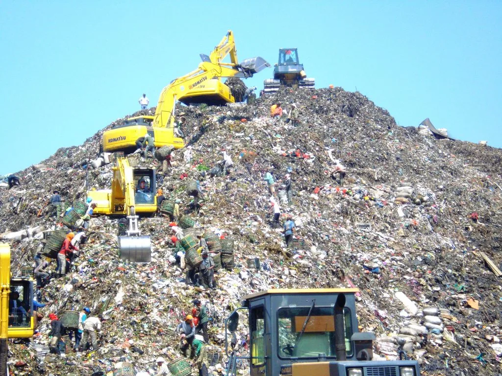 Mountain_of_garbage_in_Bantar_Gebang_with_some_excavator-1024x768