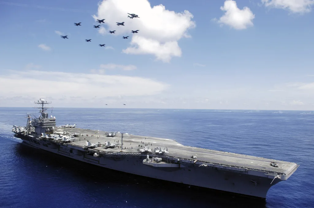USS_Abraham_Lincoln_(CVN-72)_underway_in_the_South_China_Sea_on_8_May_2006_(060508-N-4166B-030)