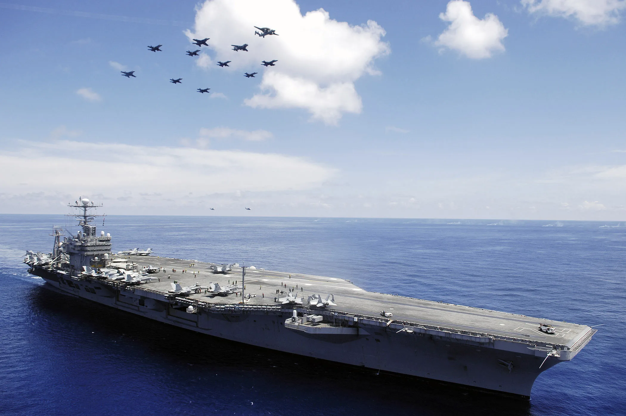 USS_Abraham_Lincoln_(CVN-72)_underway_in_the_South_China_Sea_on_8_May_2006_(060508-N-4166B-030)