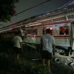 Insiden kecelakaan maut yang melibatkan Kereta api listrik (KRL) dan KA Argo Bromo Anggrek di Stasiun Bekasi Timur, Senin (27/4) malam. (TM/Aslam Iqbal)