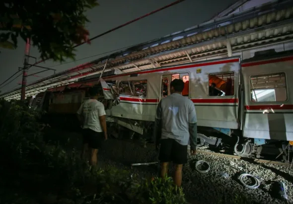 Insiden kecelakaan maut yang melibatkan Kereta api listrik (KRL) dan KA Argo Bromo Anggrek di Stasiun Bekasi Timur, Senin (27/4) malam. (TM/Aslam Iqbal)