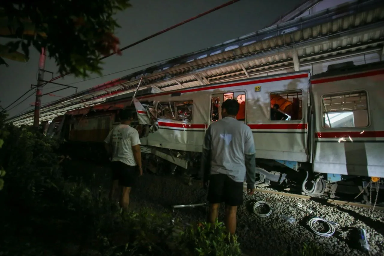 Insiden kecelakaan maut yang melibatkan Kereta api listrik (KRL) dan KA Argo Bromo Anggrek di Stasiun Bekasi Timur, Senin (27/4) malam. (TM/Aslam Iqbal)