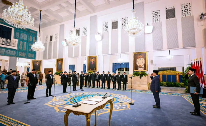 Presiden Prabowo Subianto secara resmi melantik menteri dan wakil menteri negara Kabinet Merah Putih dalam sisa masa jabatan periode tahun 2024-2029 di Istana Negara, Jakarta, pada Senin, 27 April 2026. (Foto: BPMI Setpres)