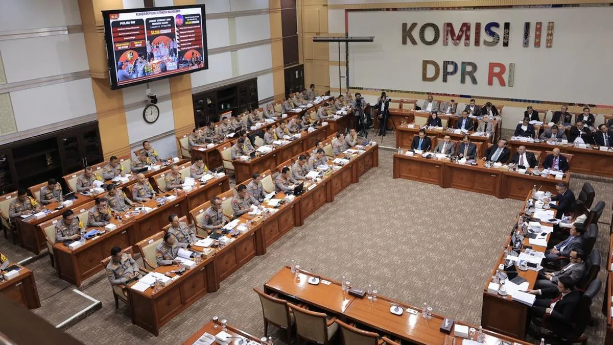 rapat-kerja-komisi-iii-dpr-ri-dengan-kapolri-jenderal-listyo-sigit-prabowo-senin-11112024-1_169