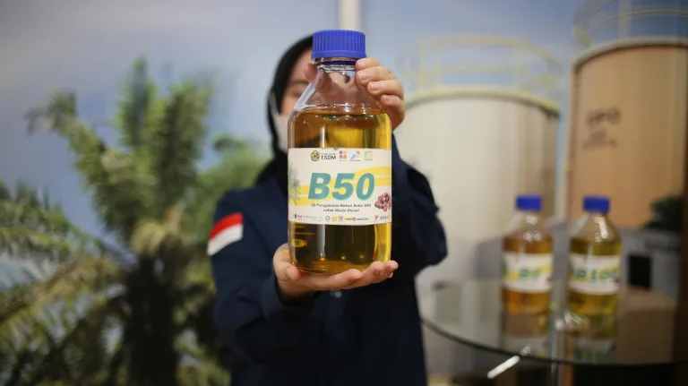 setop-impor-solar-indonesia-hemat-devisa-rp170-triliun-lewat-b50-10102026-102816